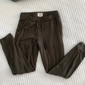 Lou & Grey signature soft plush jogger/sweatpant